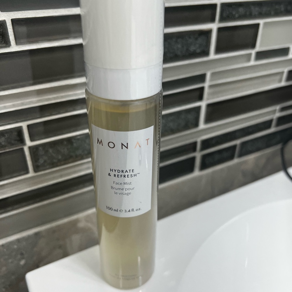 MONAT Hydrate & Refresh Face Mist - White and Cream